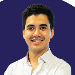 Santiago Gómez de la Torre sonriendo, con camisa blanca y los brazos cruzados